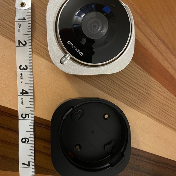 4 SimpliCams + Powered By Closeli Indoor HD Wi-Fi Security Cameras Retail: $600 - Picture 6 of 8